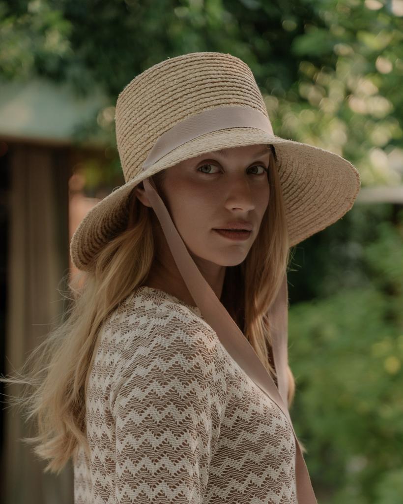 Панама из рафии с высокой тульей и лентами-завязками