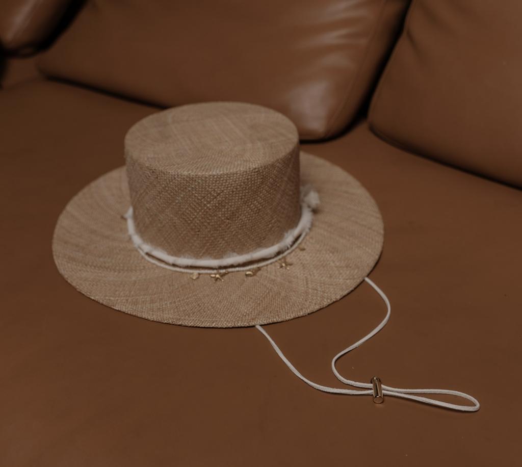 Шляпа канотье из соломки БАО с натуральным жемчугом и миниатюрами