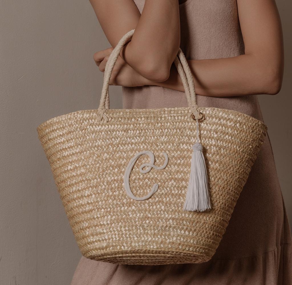 Сумка-корзинка из натуральной соломы Alphabet с удлиненными ручками и 3D вышивкой