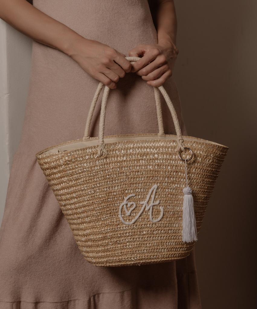 Сумка-корзинка из натуральной соломы Alphabet с удлиненными ручками и персональной вышивкой