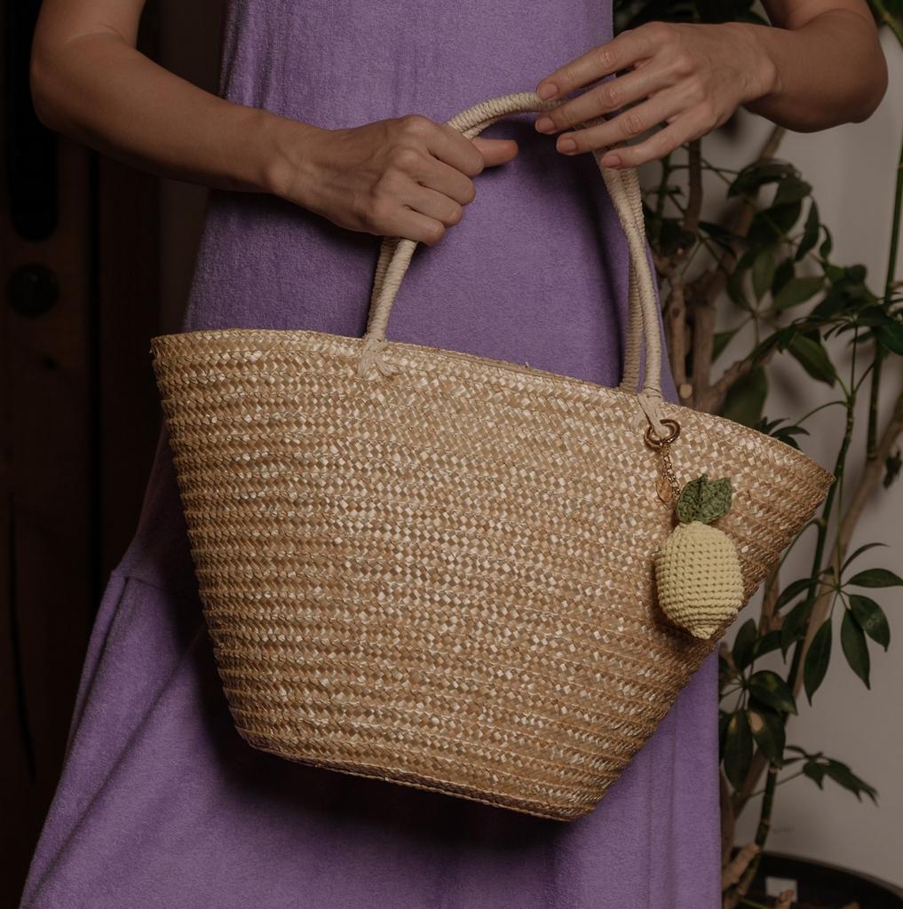 Сумка-корзинка из соломы с удлиненными ручками с брелком «LEMON»