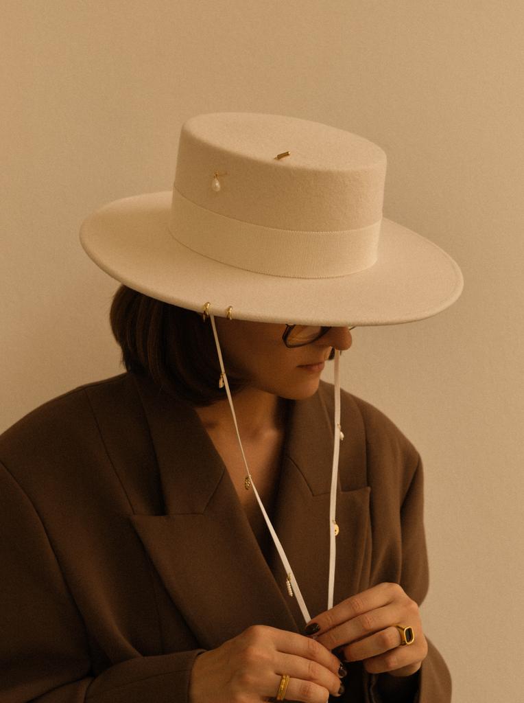 Шляпа канотье из фетра с миниатюрами/белая