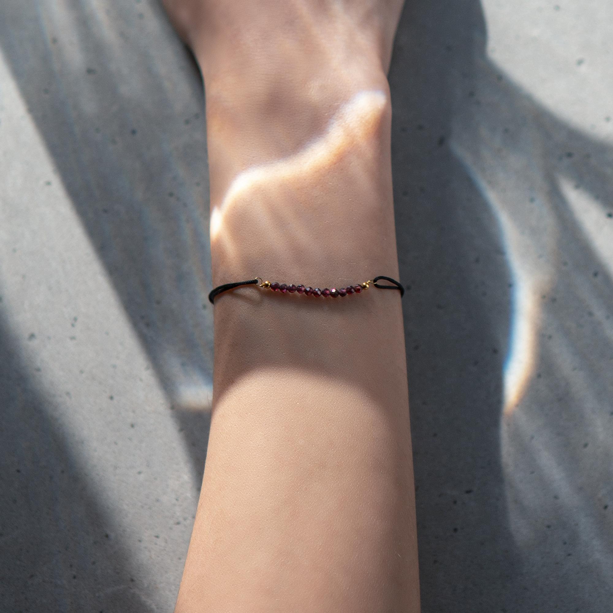 Браслет на нити, гранат