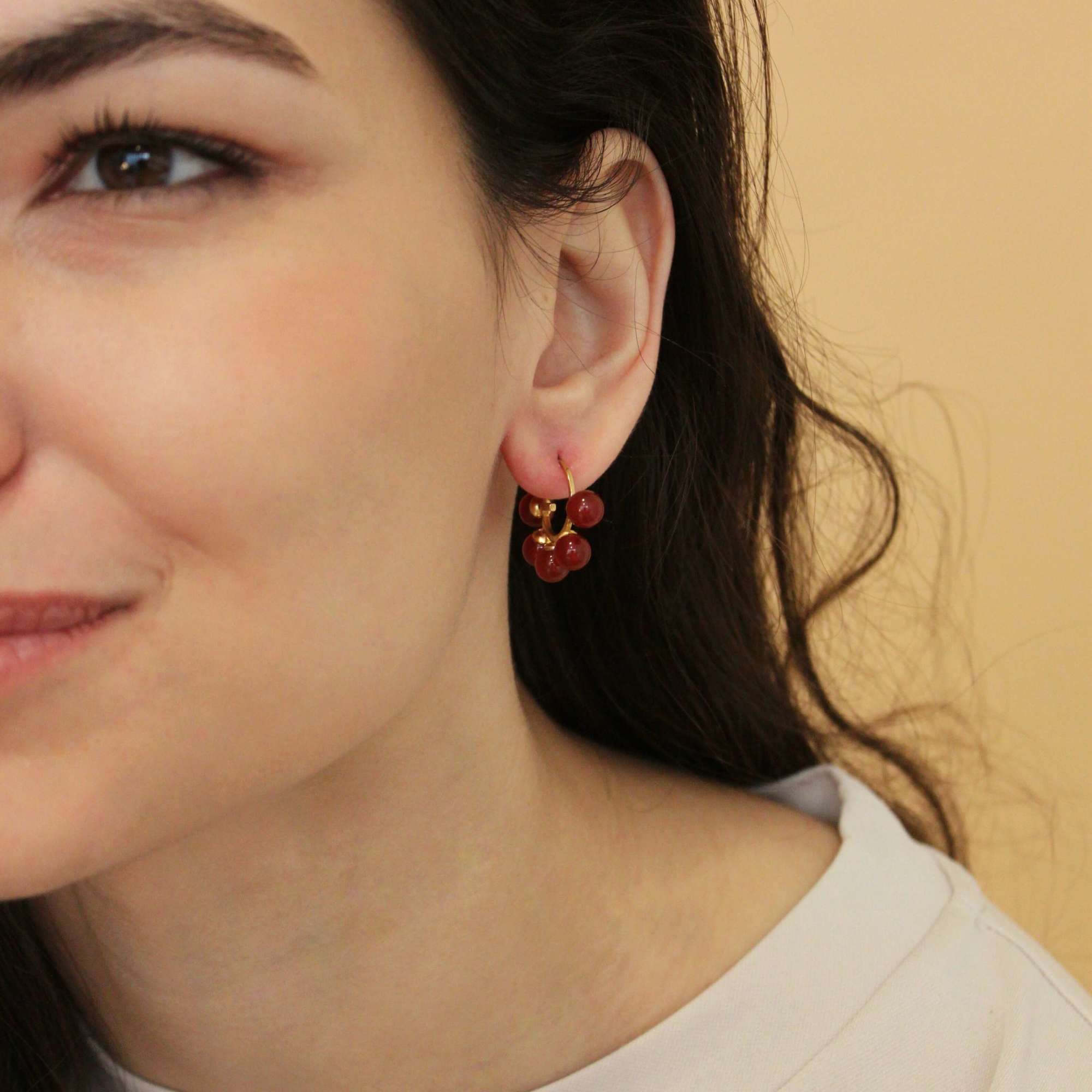 Асимметричные серьги "G" красный сердолик