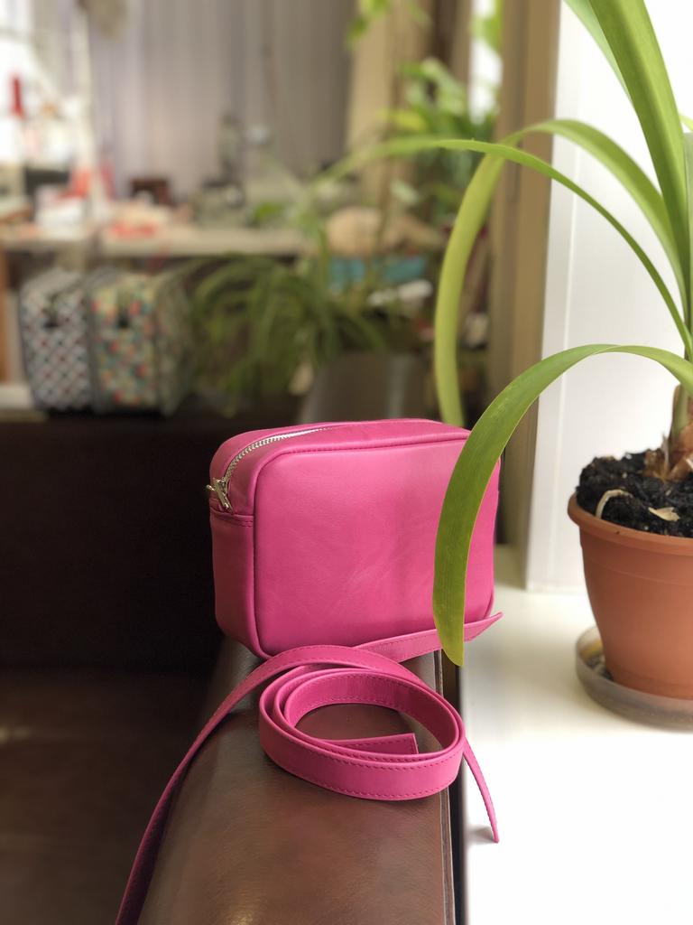 сумка из натуральной кожи Leofisherbags MINI MUSTHAVEBAG  СВЕТЛАЯ ФУКСИЯ ДРУИД  с ремешком