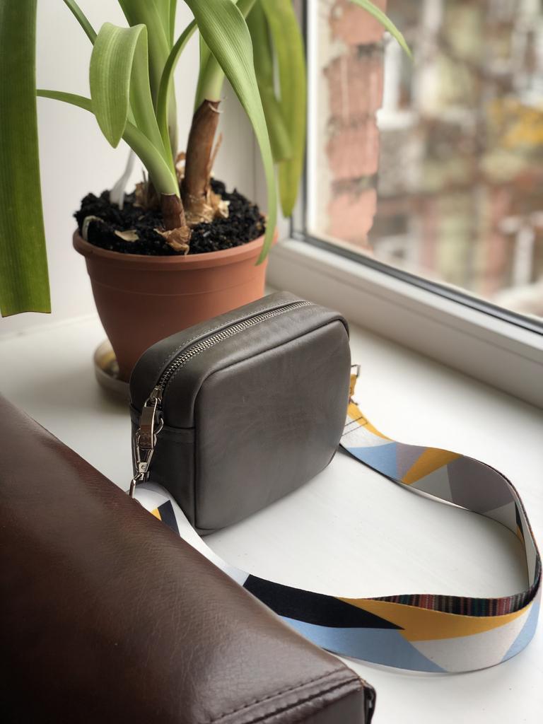 сумка из натуральной кожи Leofisherbags MINI MUSTHAVEBAG  СЕРЫЙ ДРУИД  с  ремешком из тесьмы