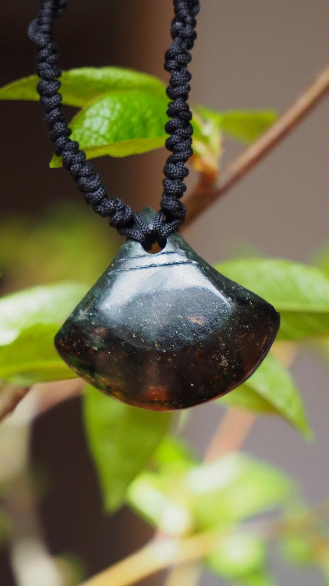 Нефритовый кулон из Перу "Топор"