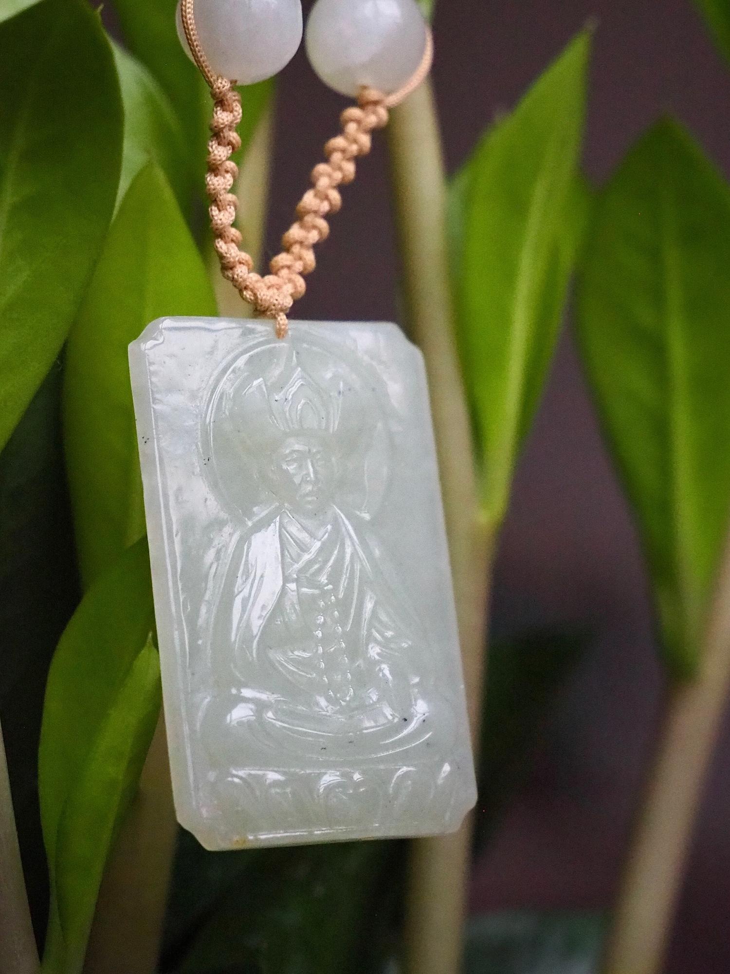 Нефритовая подвеска "Буддийский лама"