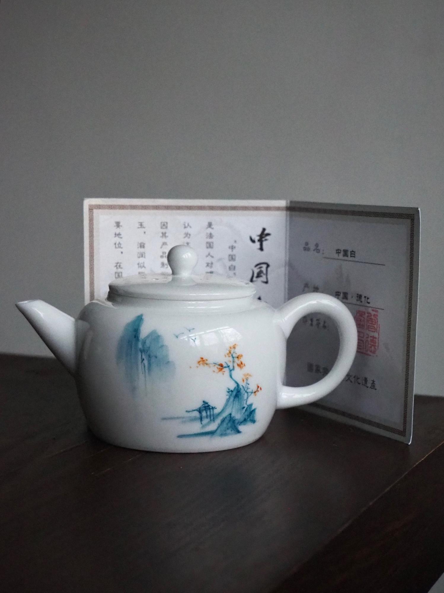 Чайник из фарфора