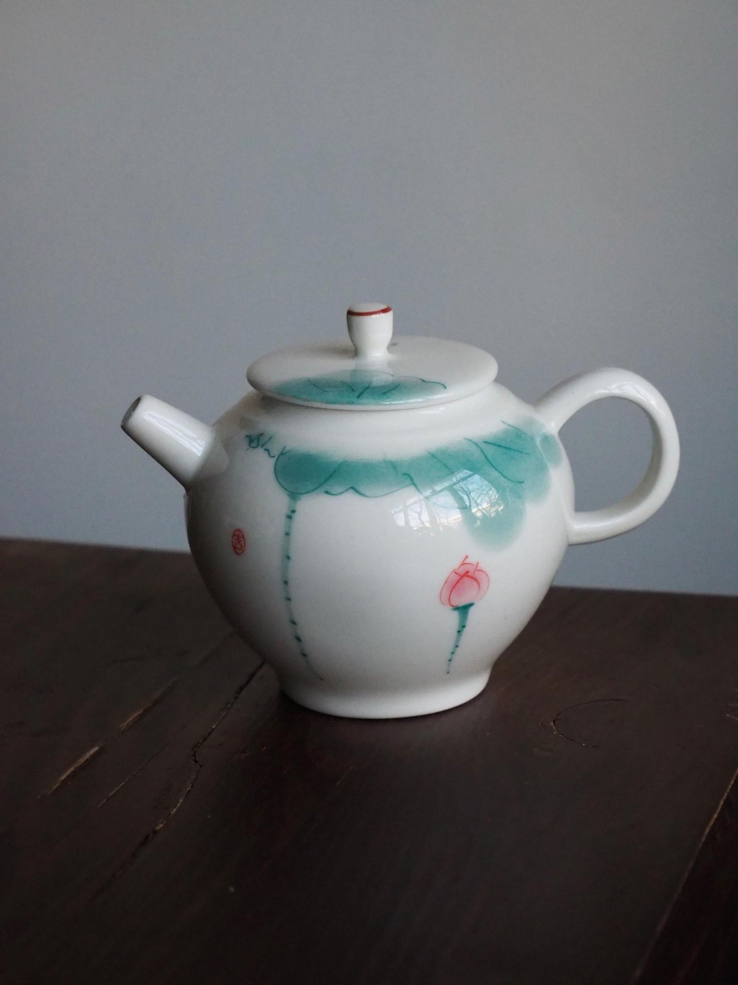 Чайник из фарфора