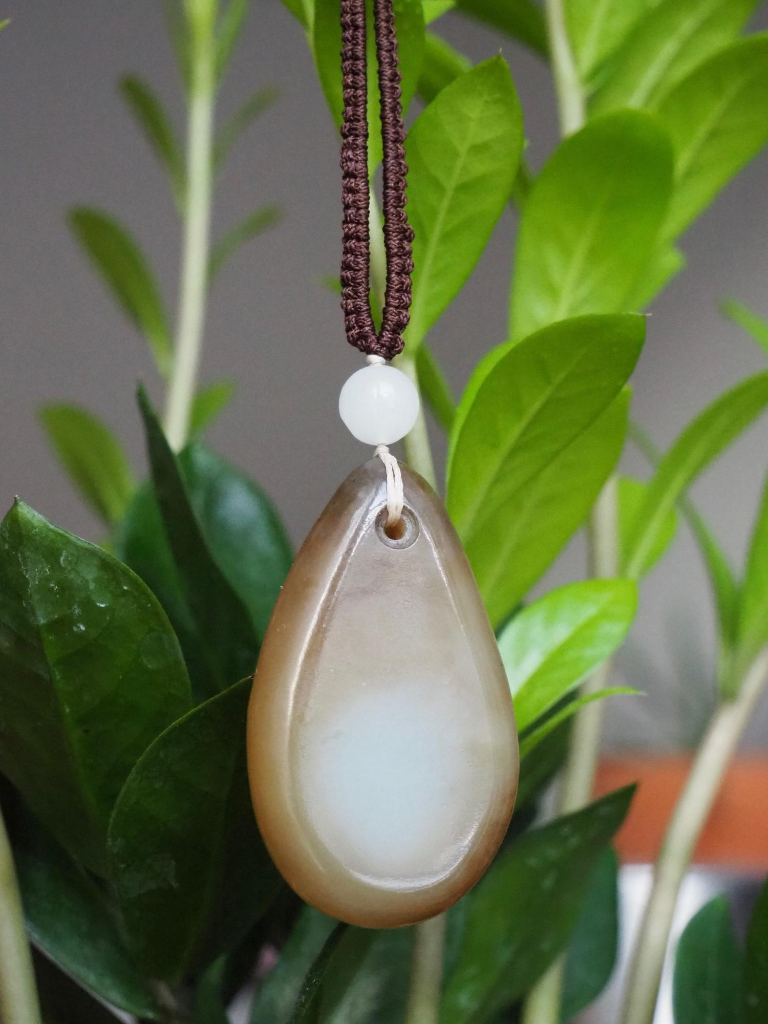 Нефритовый кулон