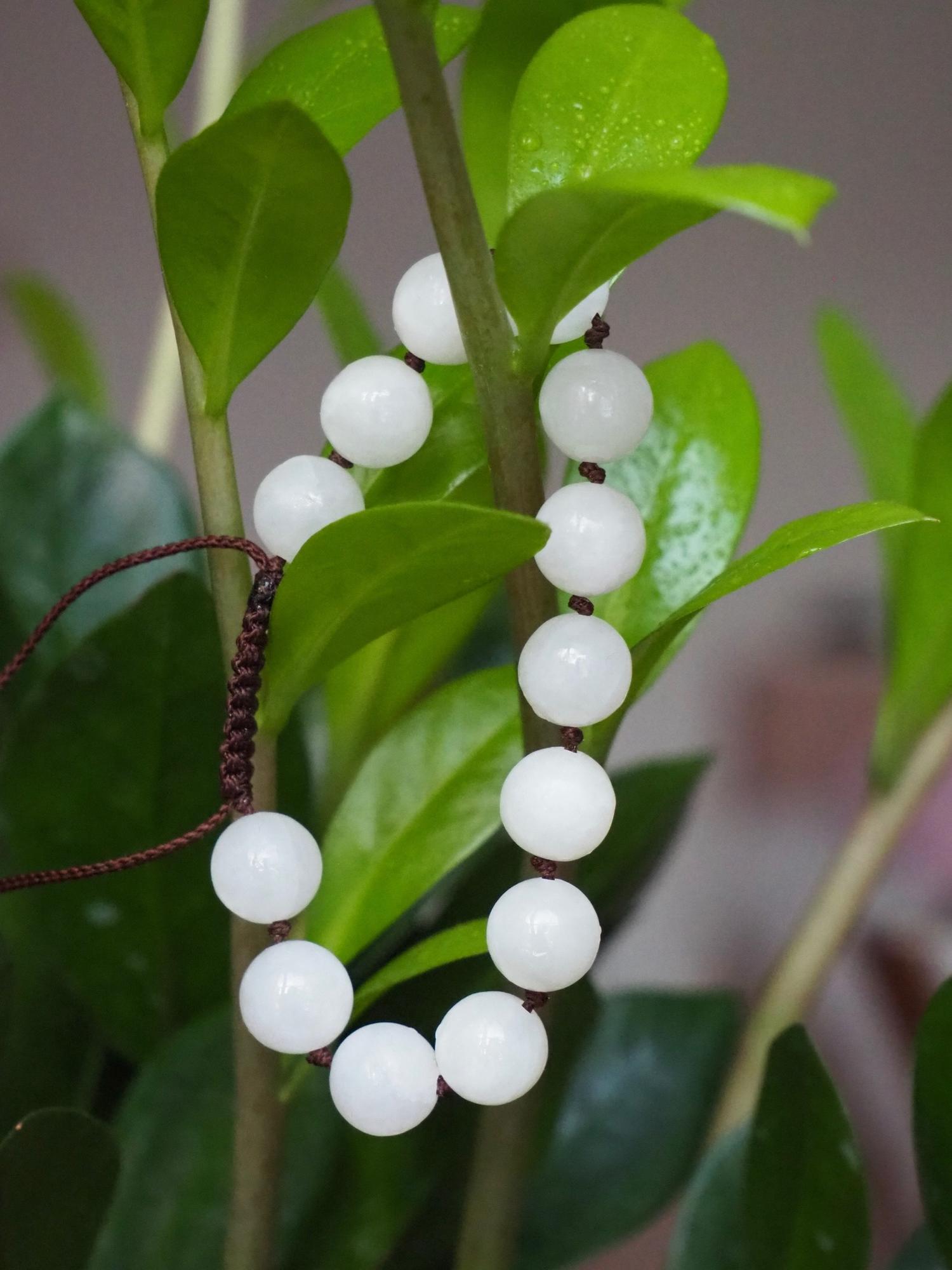 Нефритовый браслет из бусин