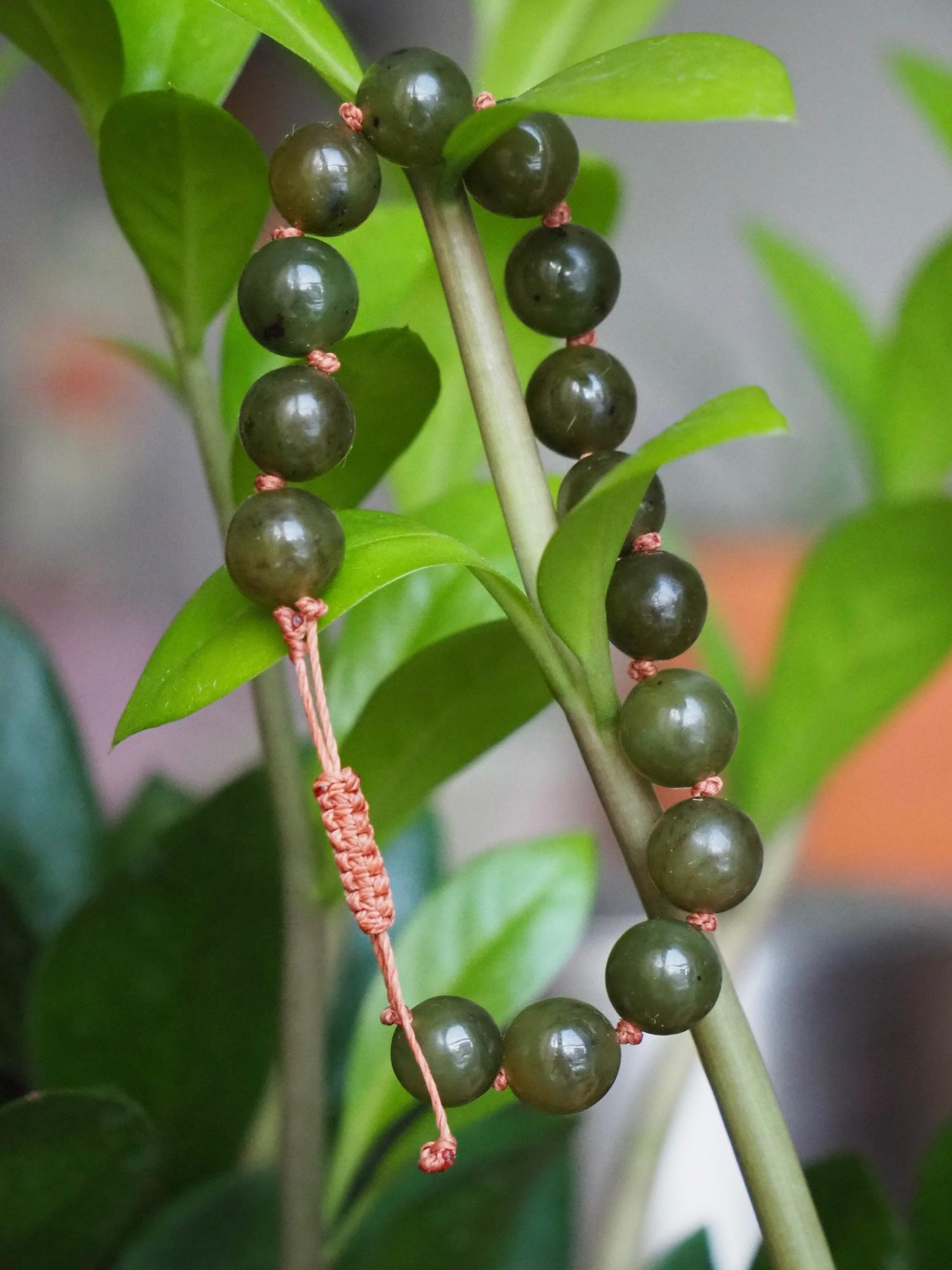 Нефритовый браслет из бусин / винтаж