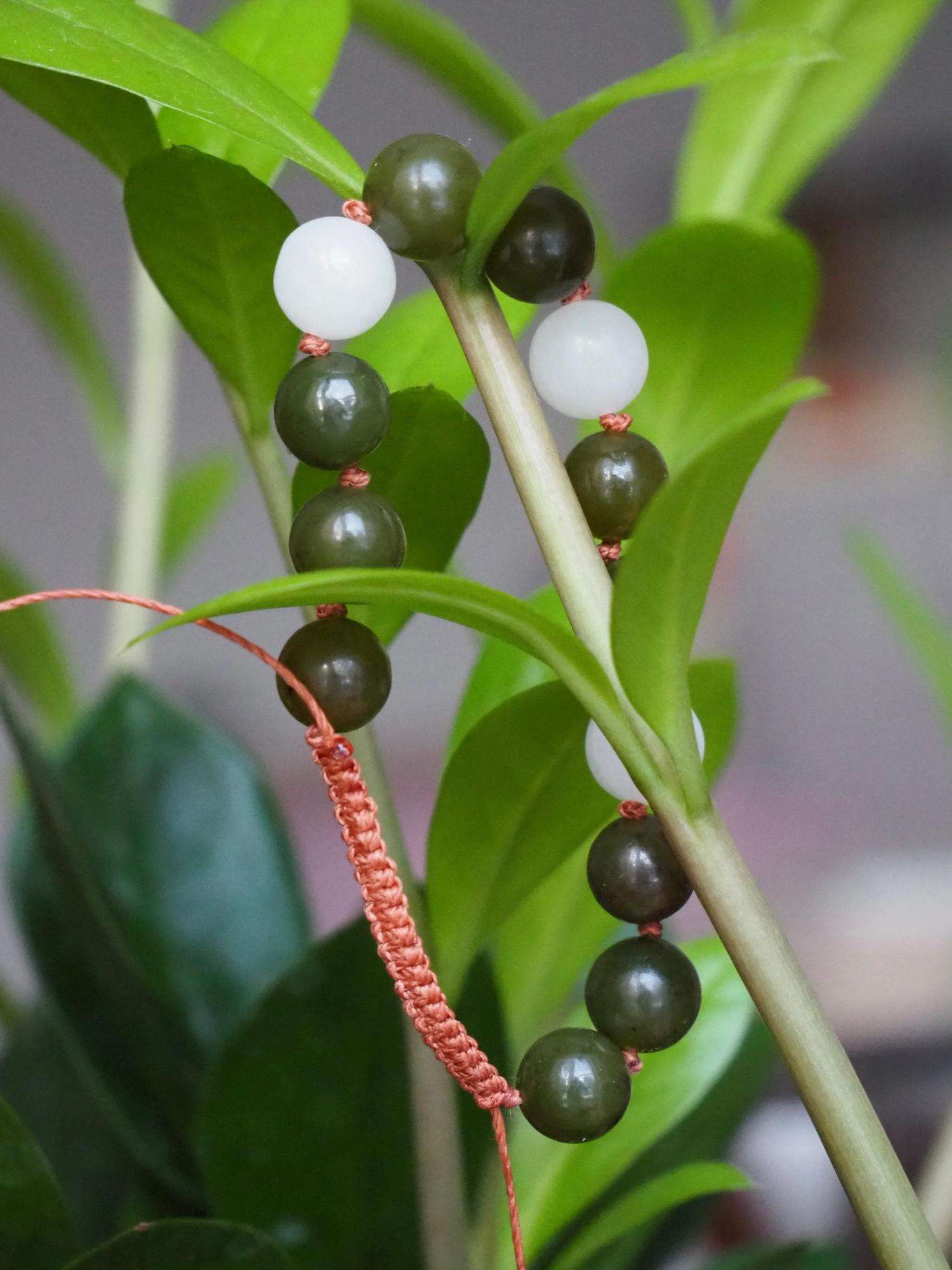 Нефритовый браслет из бусин