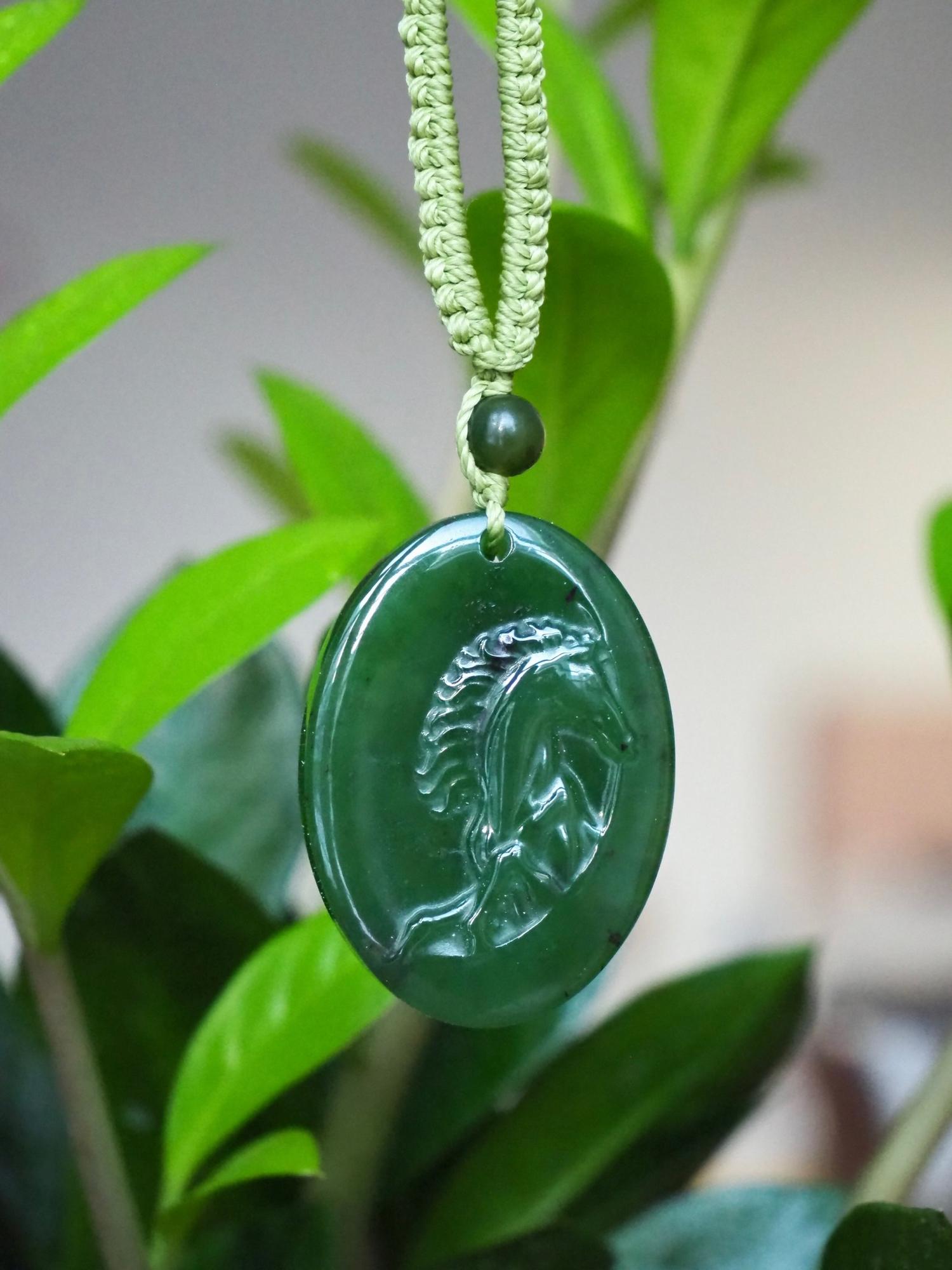 Нефритовый кулон "Лошадь"