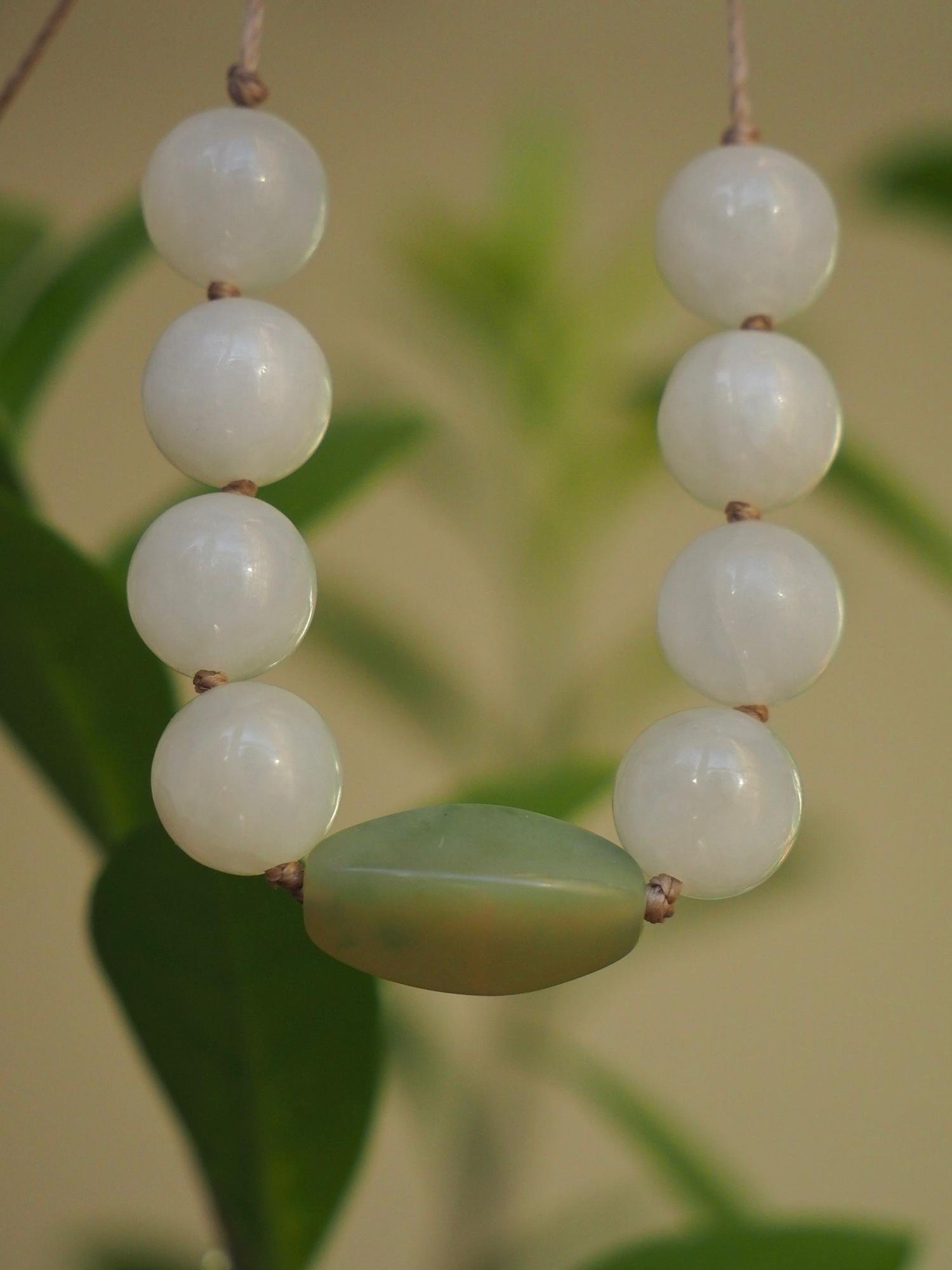 Браслет из нефритовых бусин