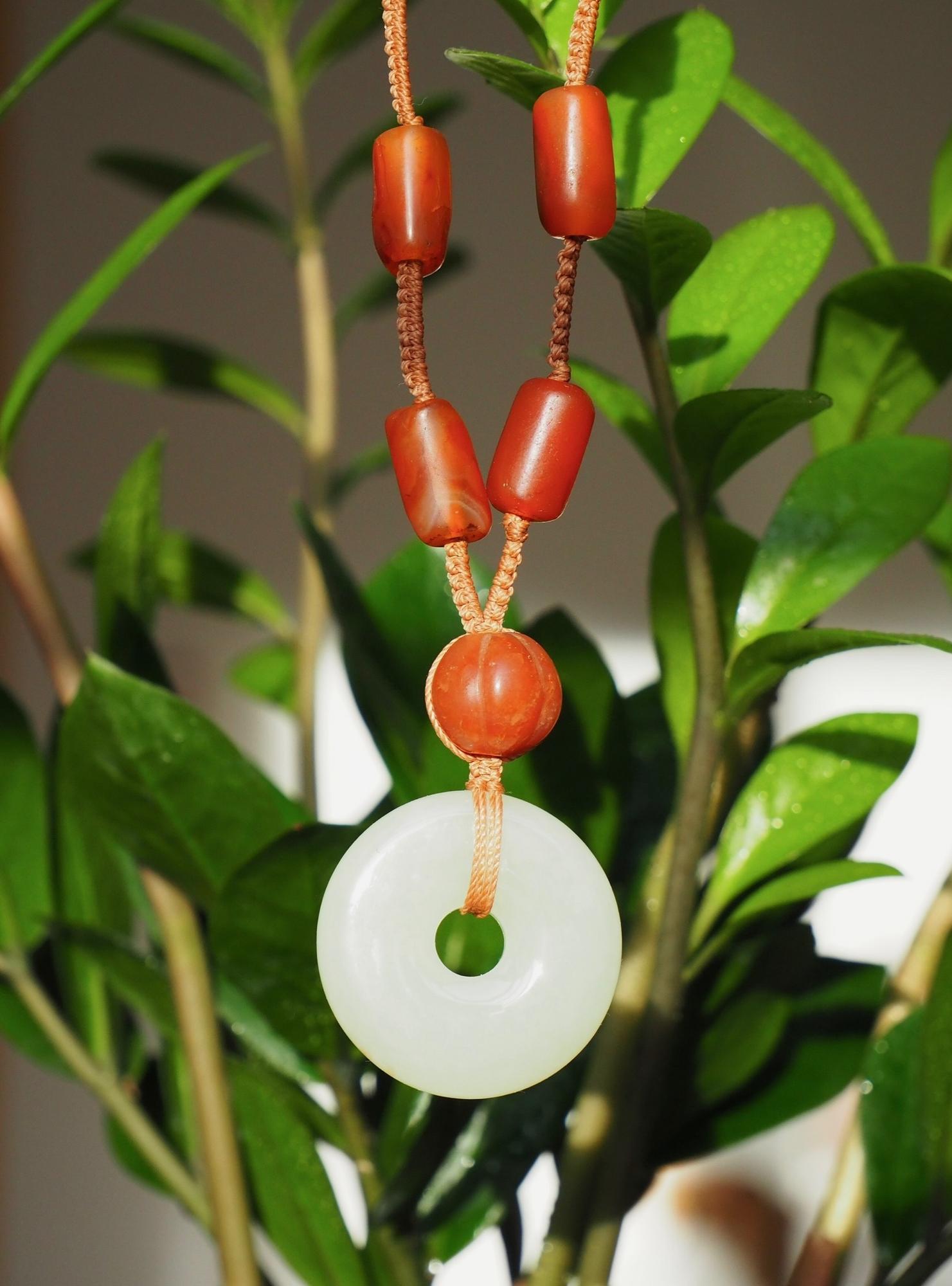 Кулон с нефритом и старым сердоликом