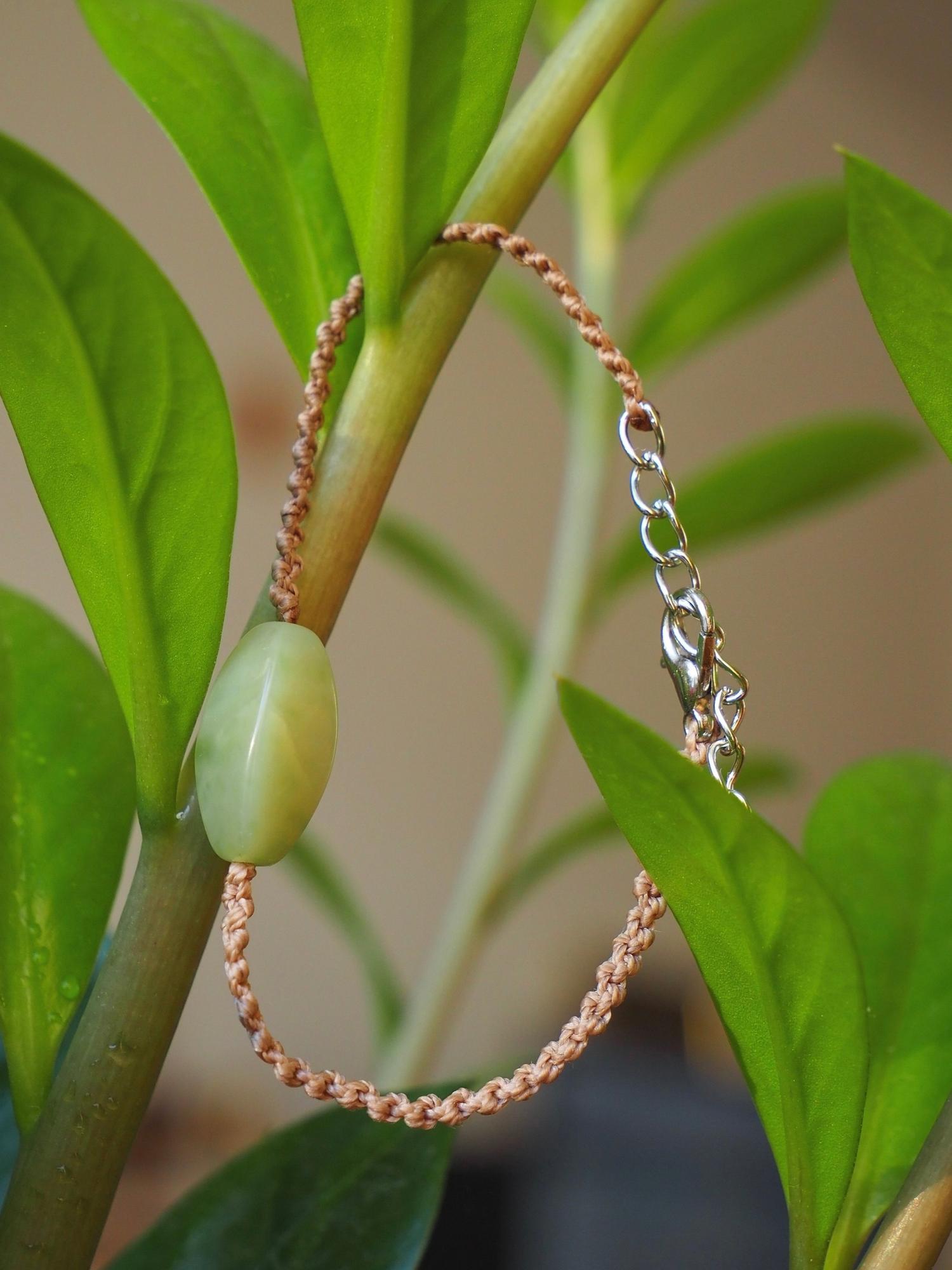 Браслет с нефритовой бусиной