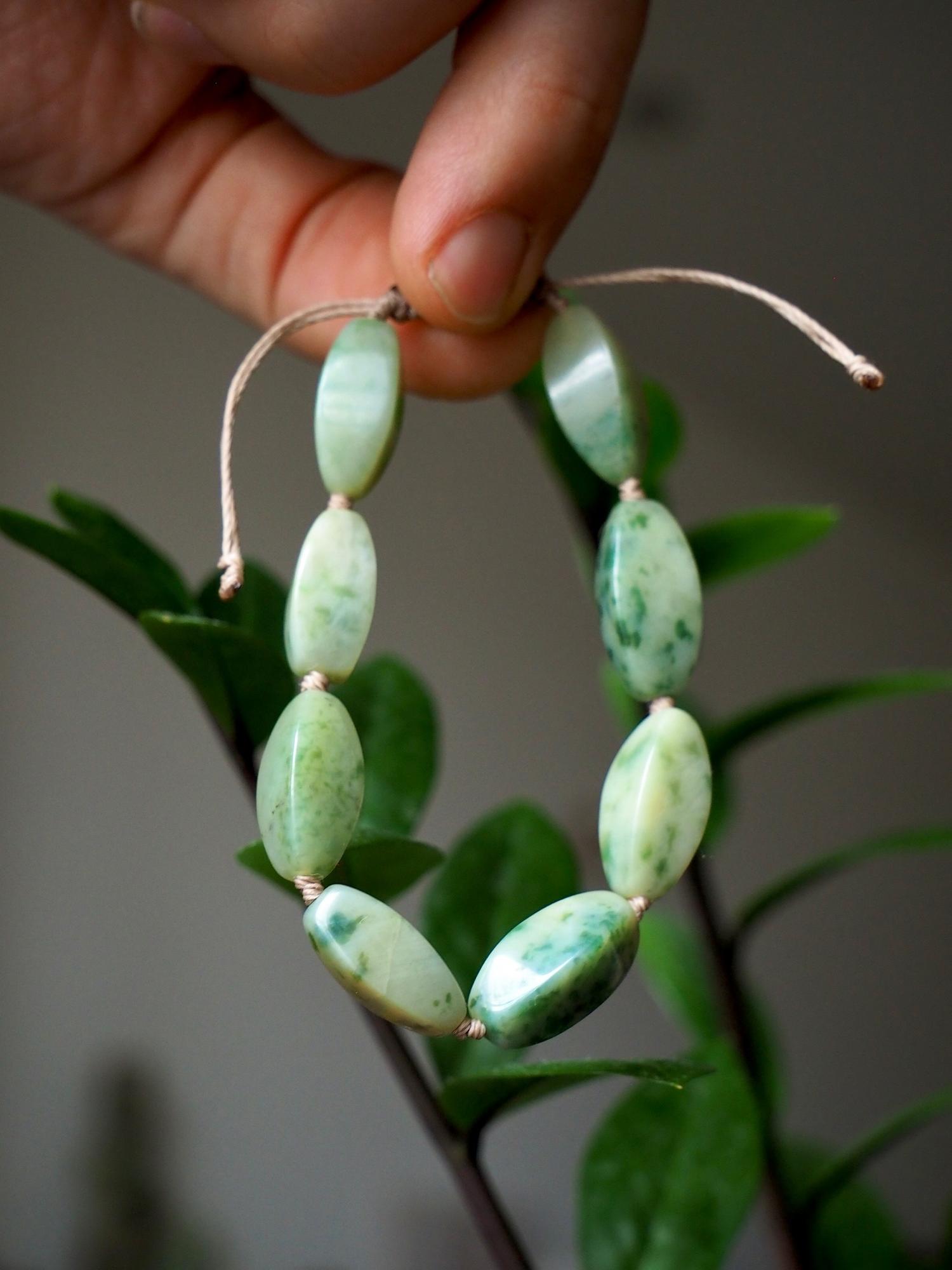 Браслет с нефритовыми бусинами