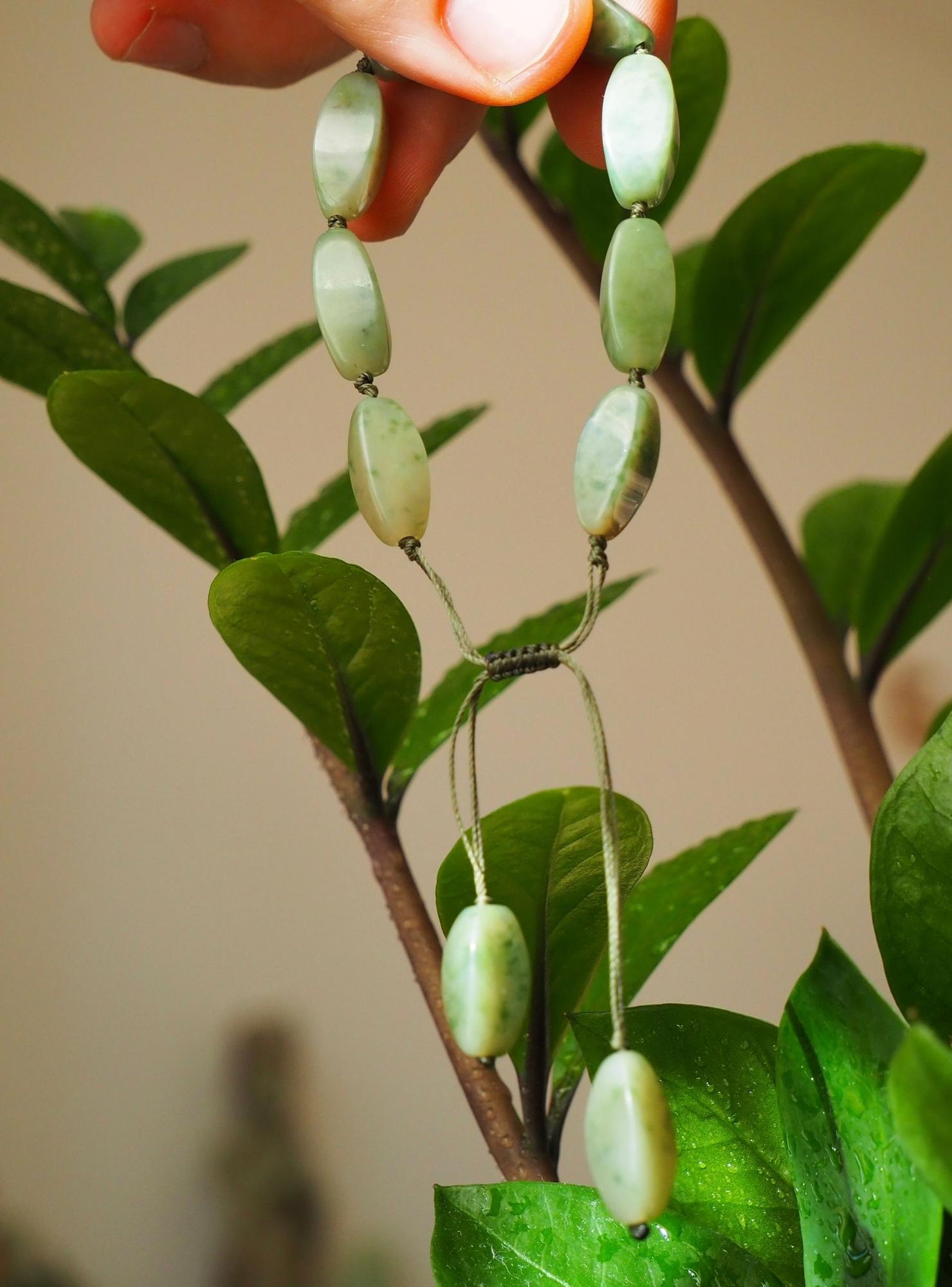 Браслет с нефритовыми бусинами