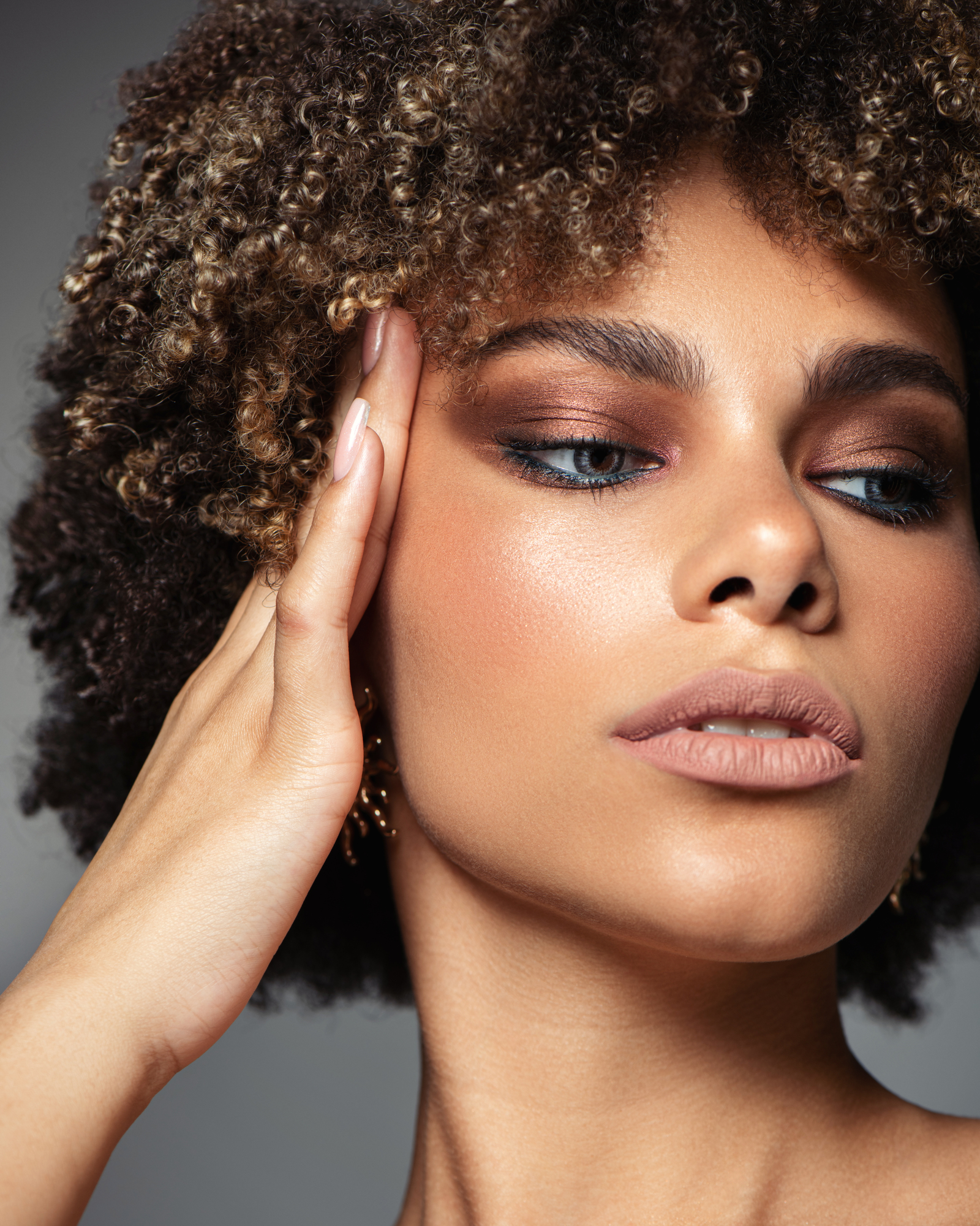 Онлайн-урок "Вечерний макияж на все времена"