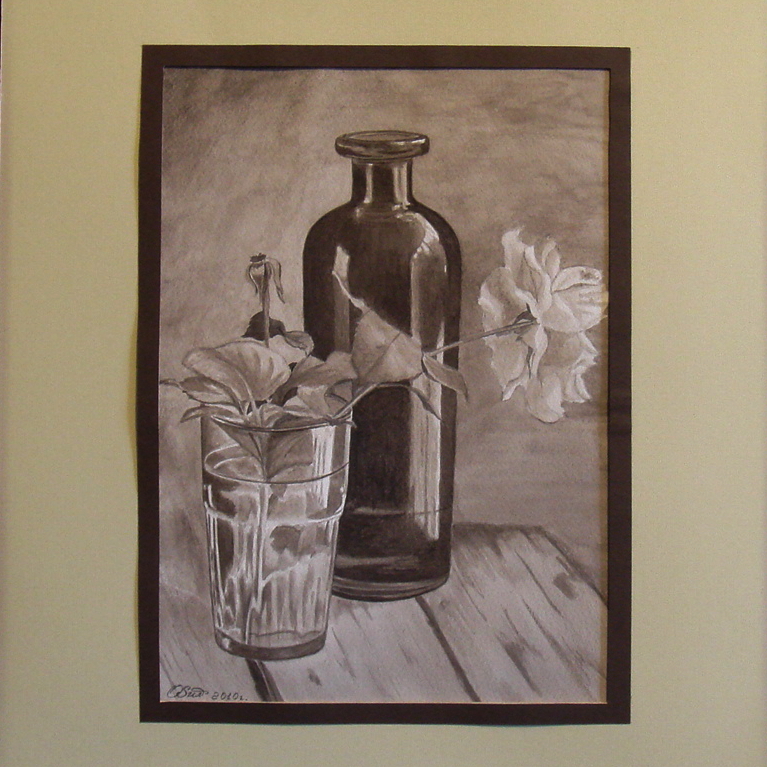 натюрморт гризайль сепия акварель роза в стакане темная  бутыль на деревянном столе