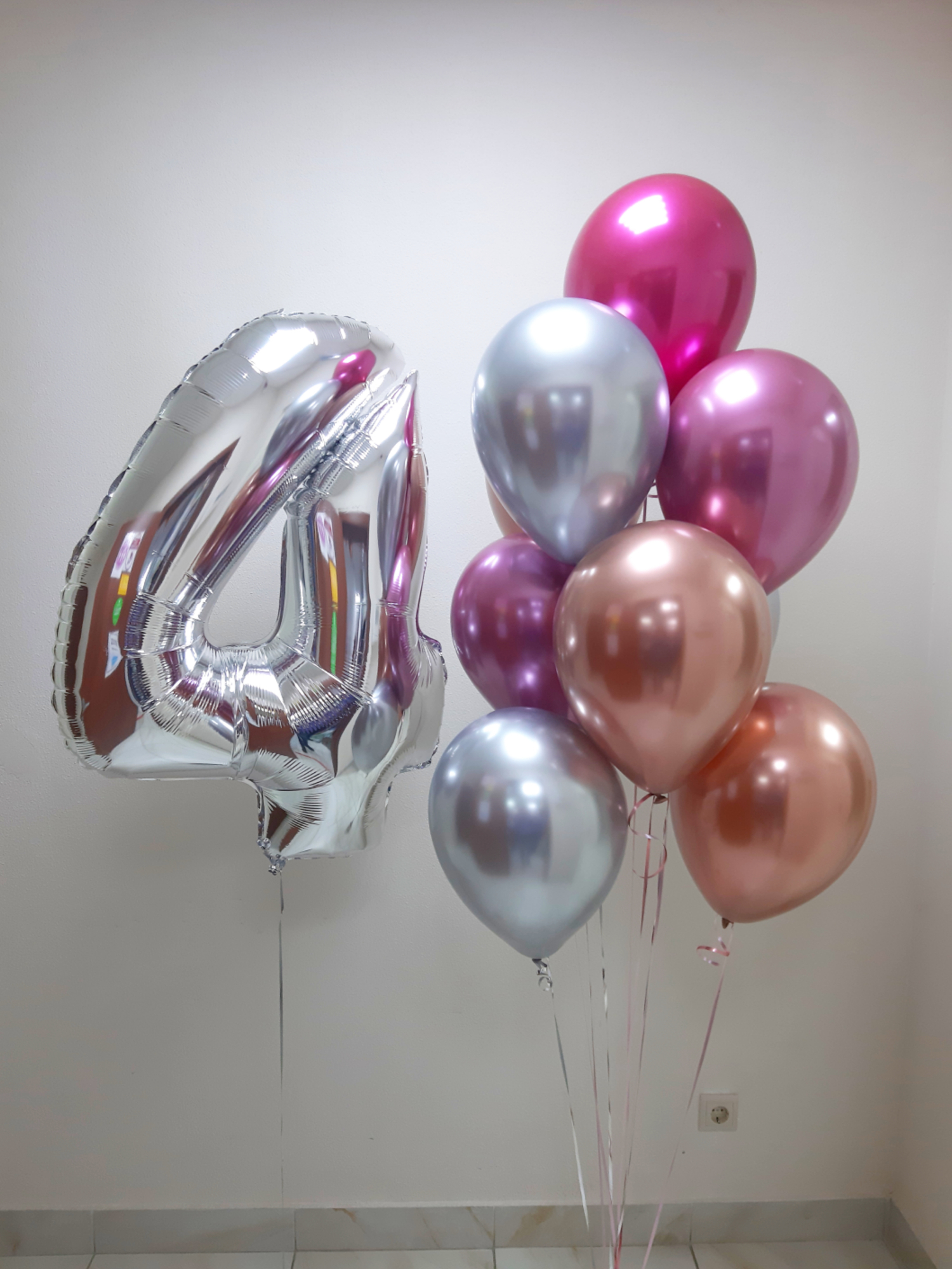 Цифра и букет из хром шаров