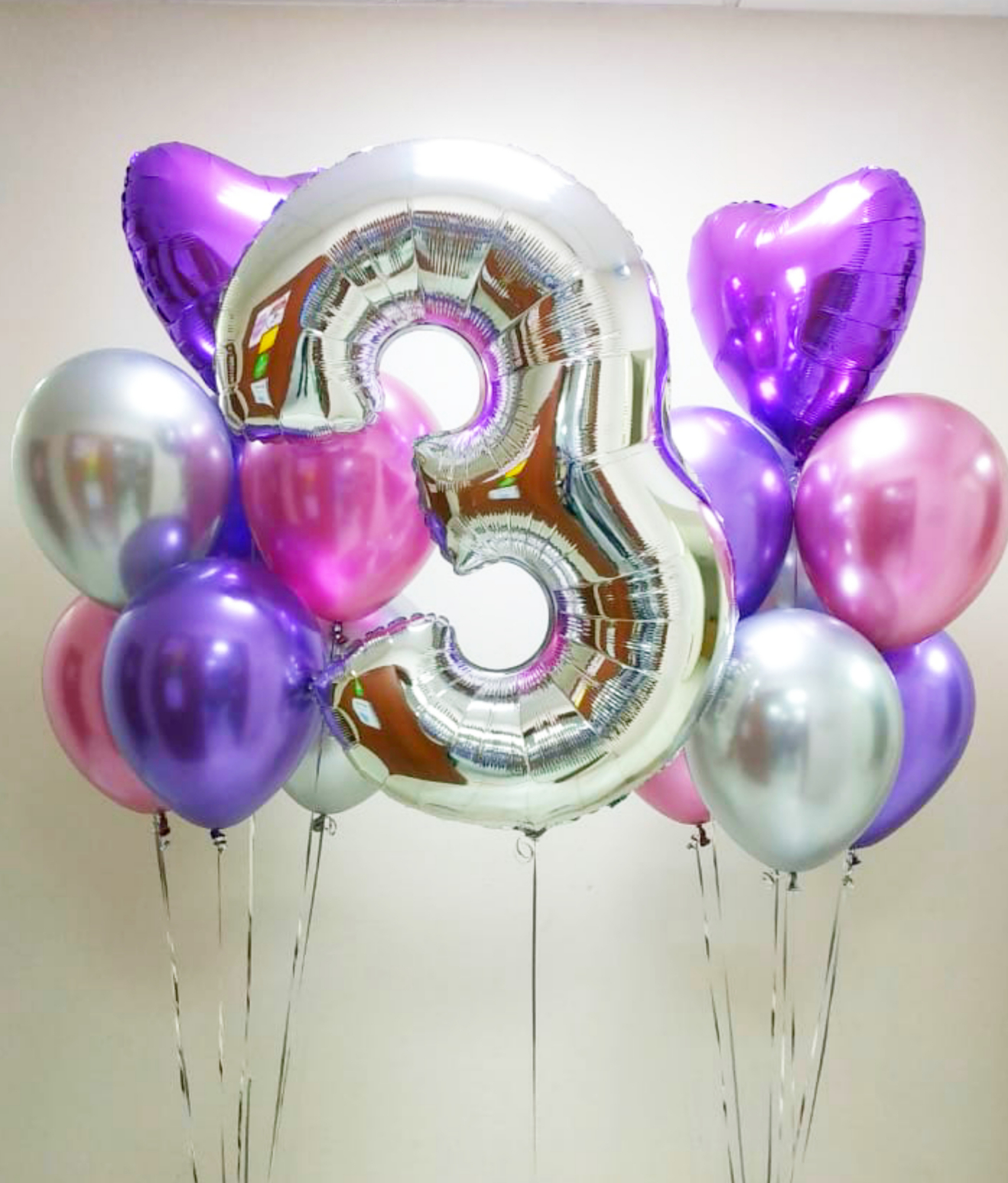 Цифра и два букета с хром шарами