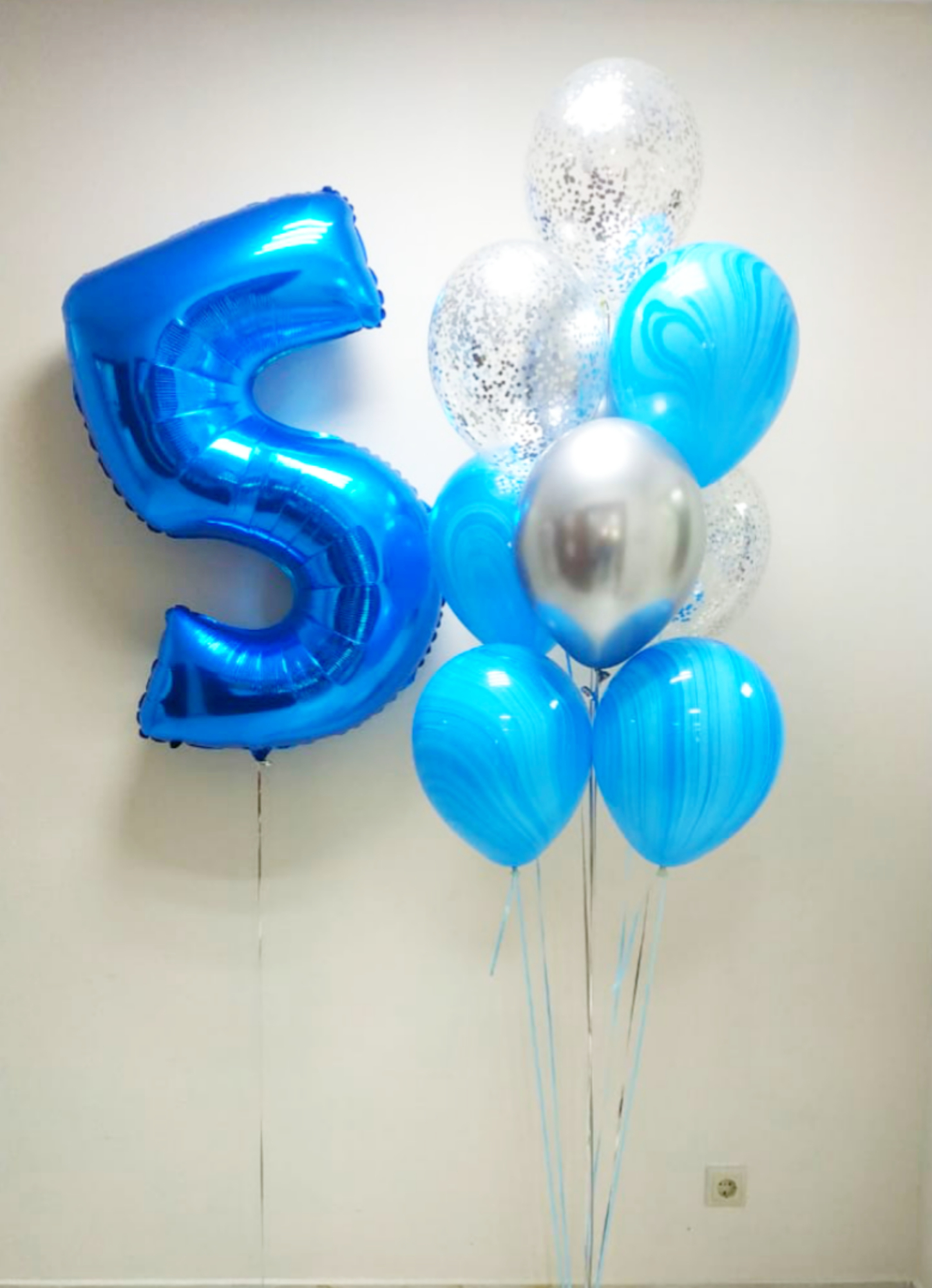 Цифра 5 и букет