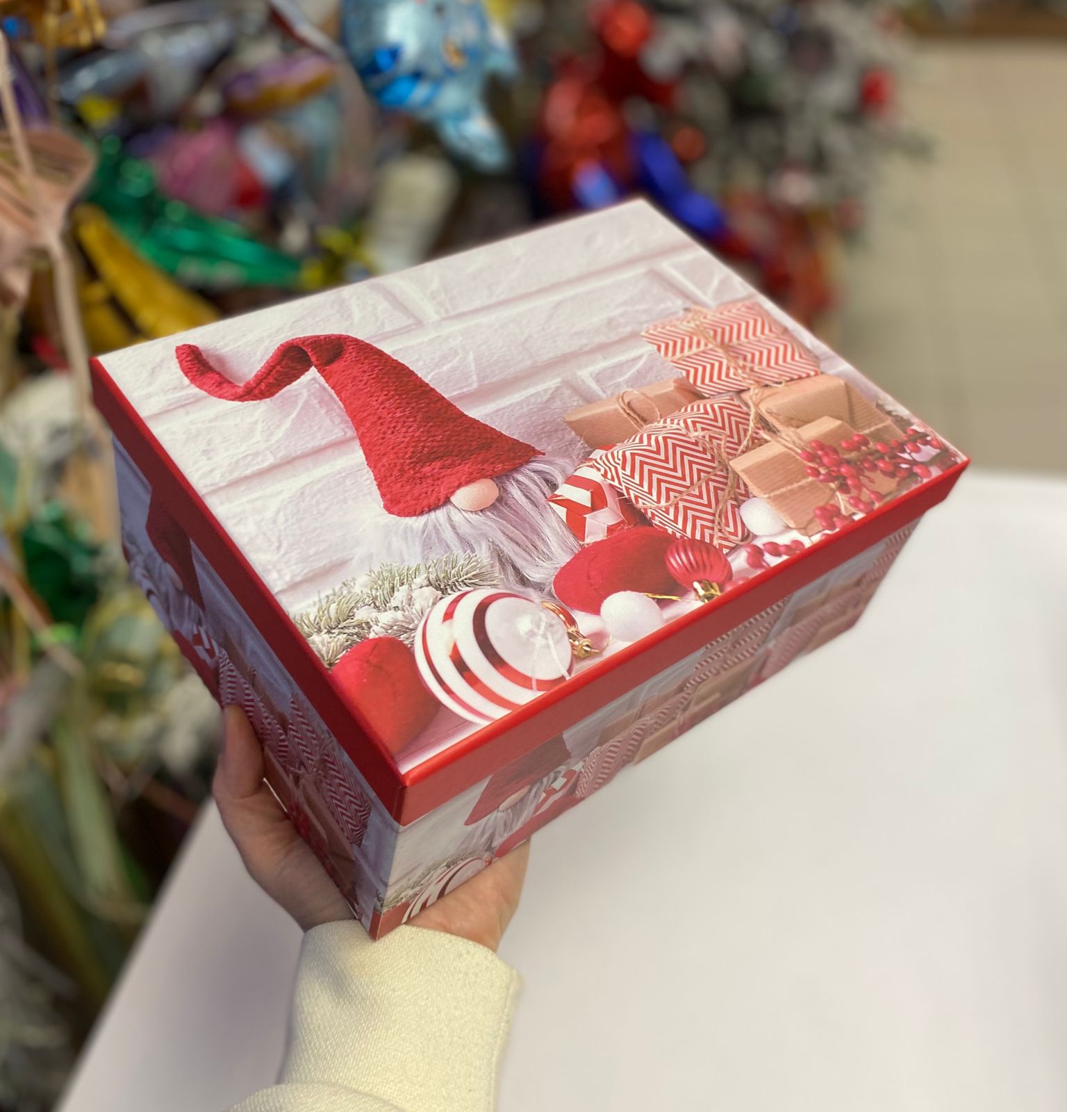 Коробка НГ с красным гномиком 1
