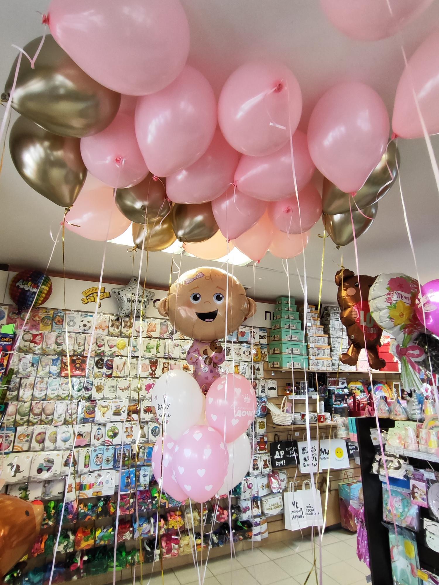 Шары под потолок и букет на выписку