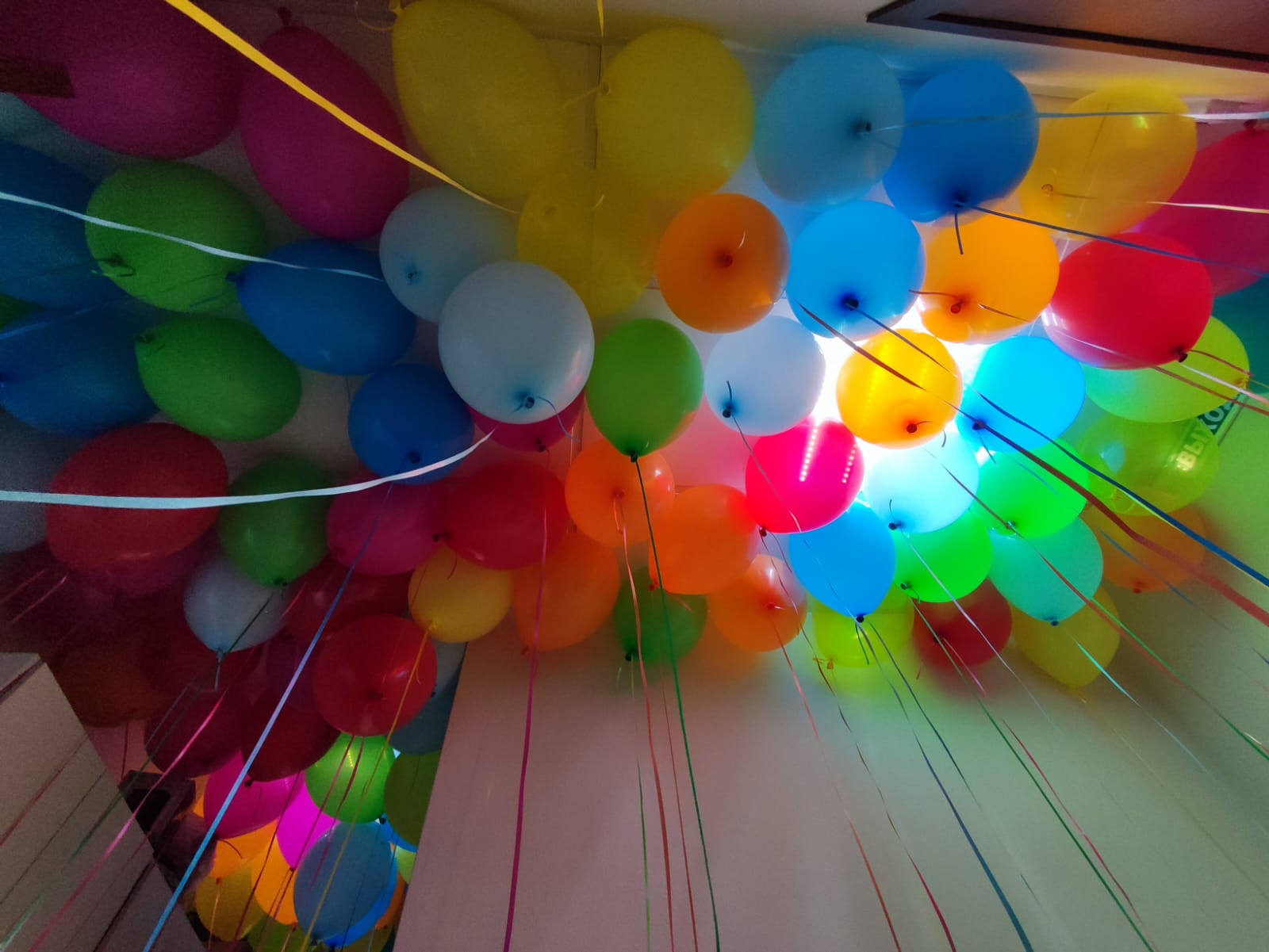 100 шаров под потолок