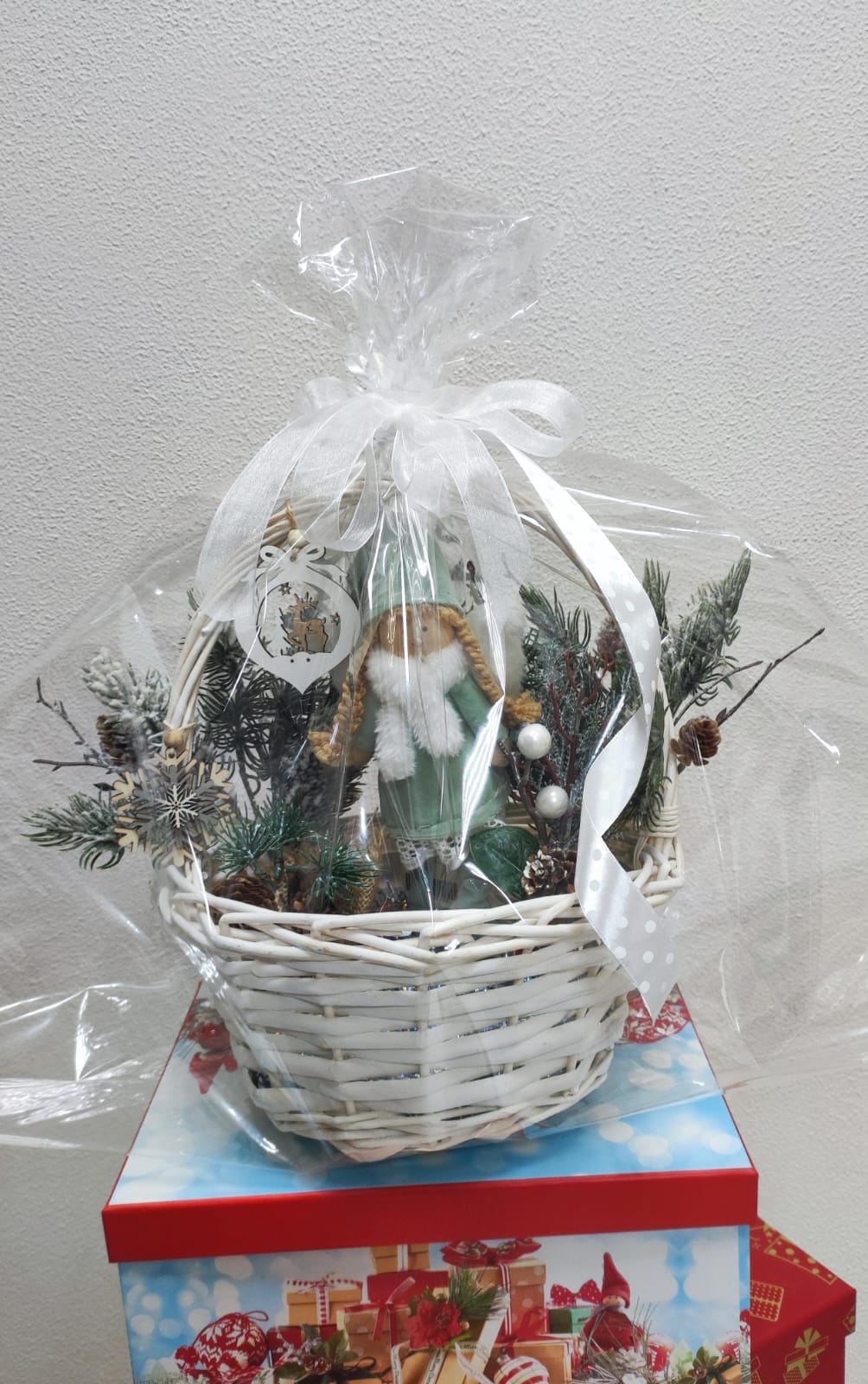 Новогодняя корзина с куклой и ветками