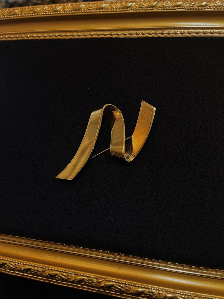 Винтажная брошь «N» Monet