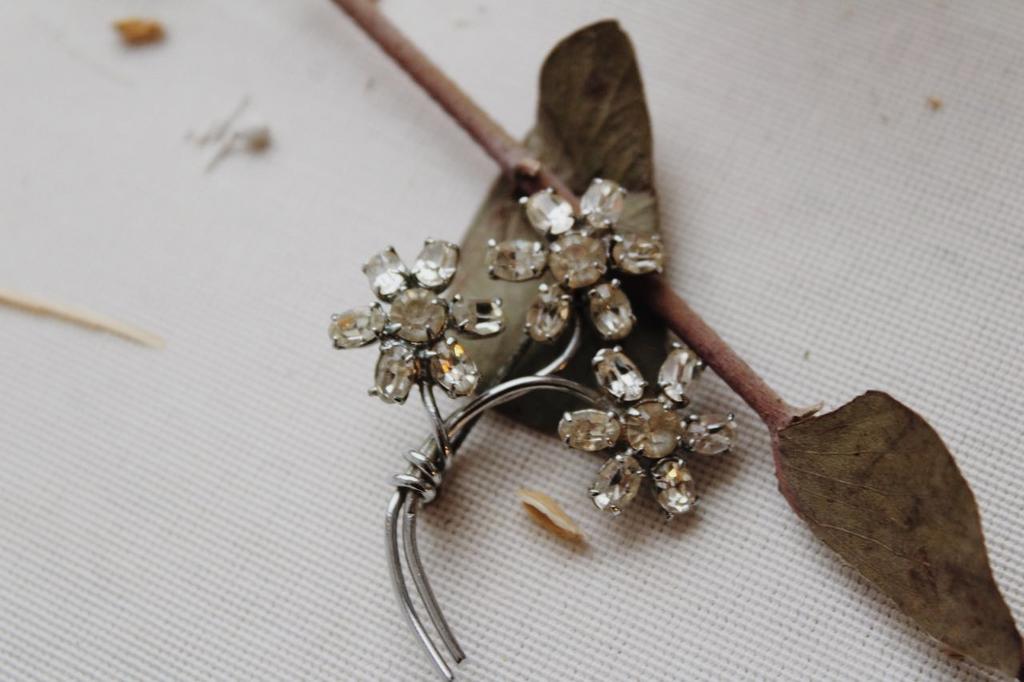 Винтажная брошь «Цветы с кристаллом»