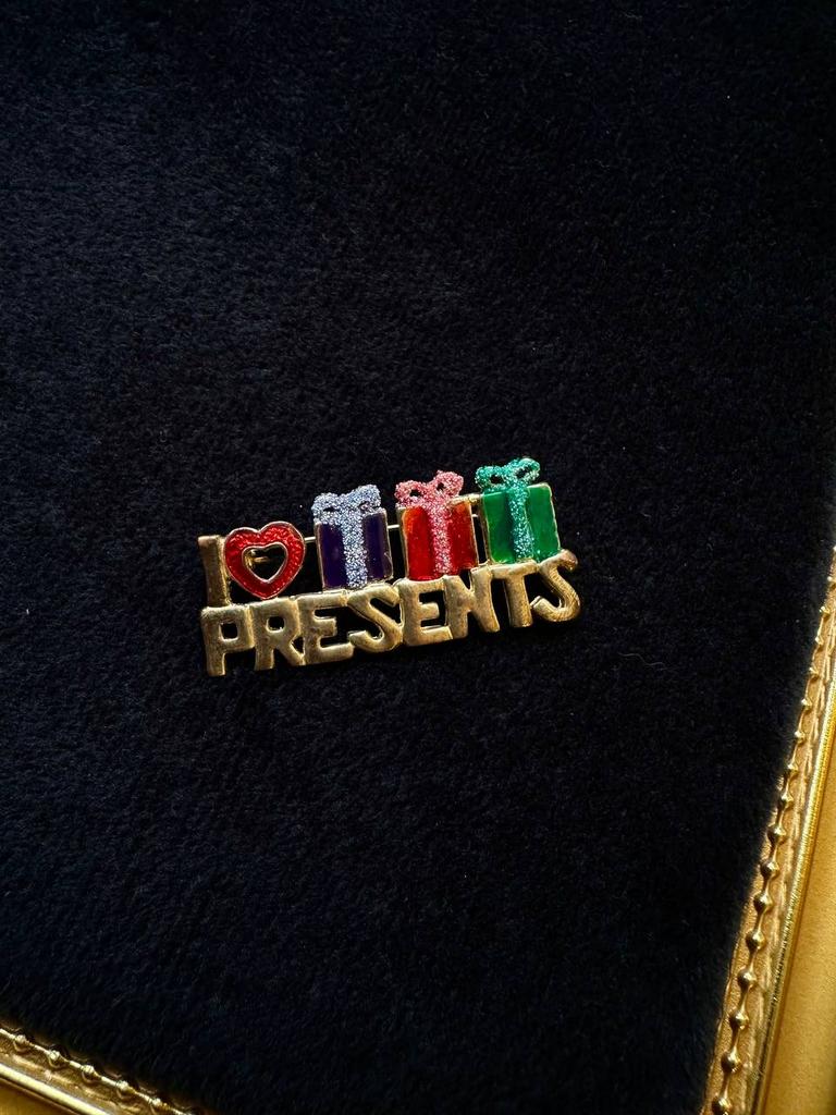 Винтажная брошь «Presents»