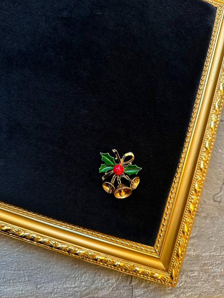 Винтажная брошь «Три колокольчика с омелой»