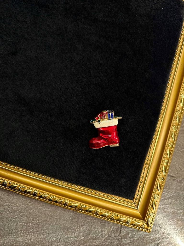 Винтажная брошь «Красный сапожок»