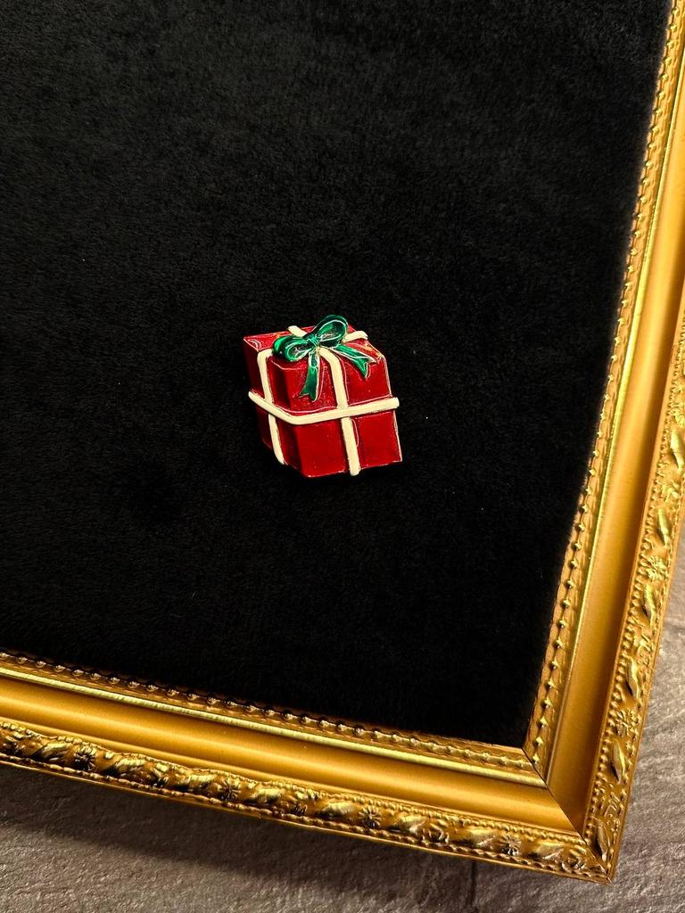 Винтажная брошь «Подарок»