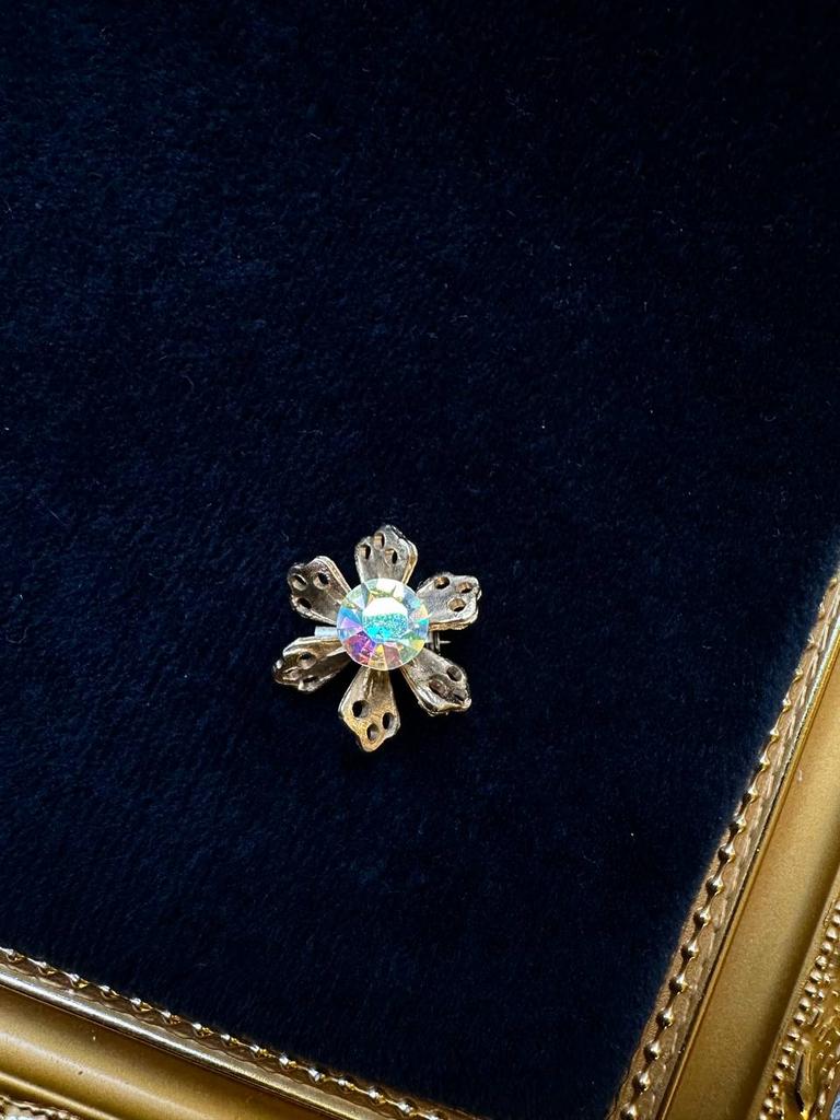 Винтажная брошь «Роза с кристалликом»