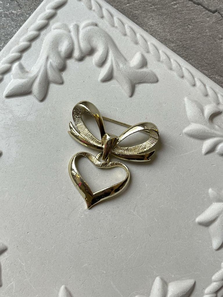 Винтажная брошь «Бант и сердце»