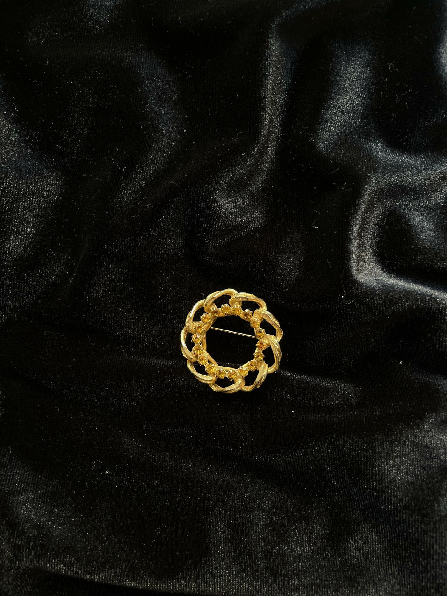 Винтажная брошь «Пустота в цветах»