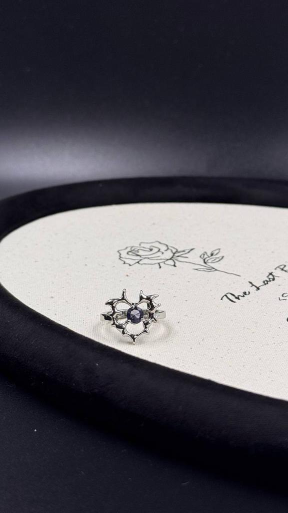 Кольцо Готическое сердце с камнем регулируемое