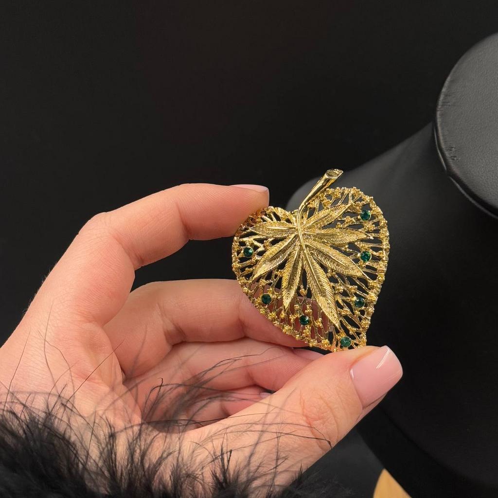 Винтажная брошь "Mother Nature"