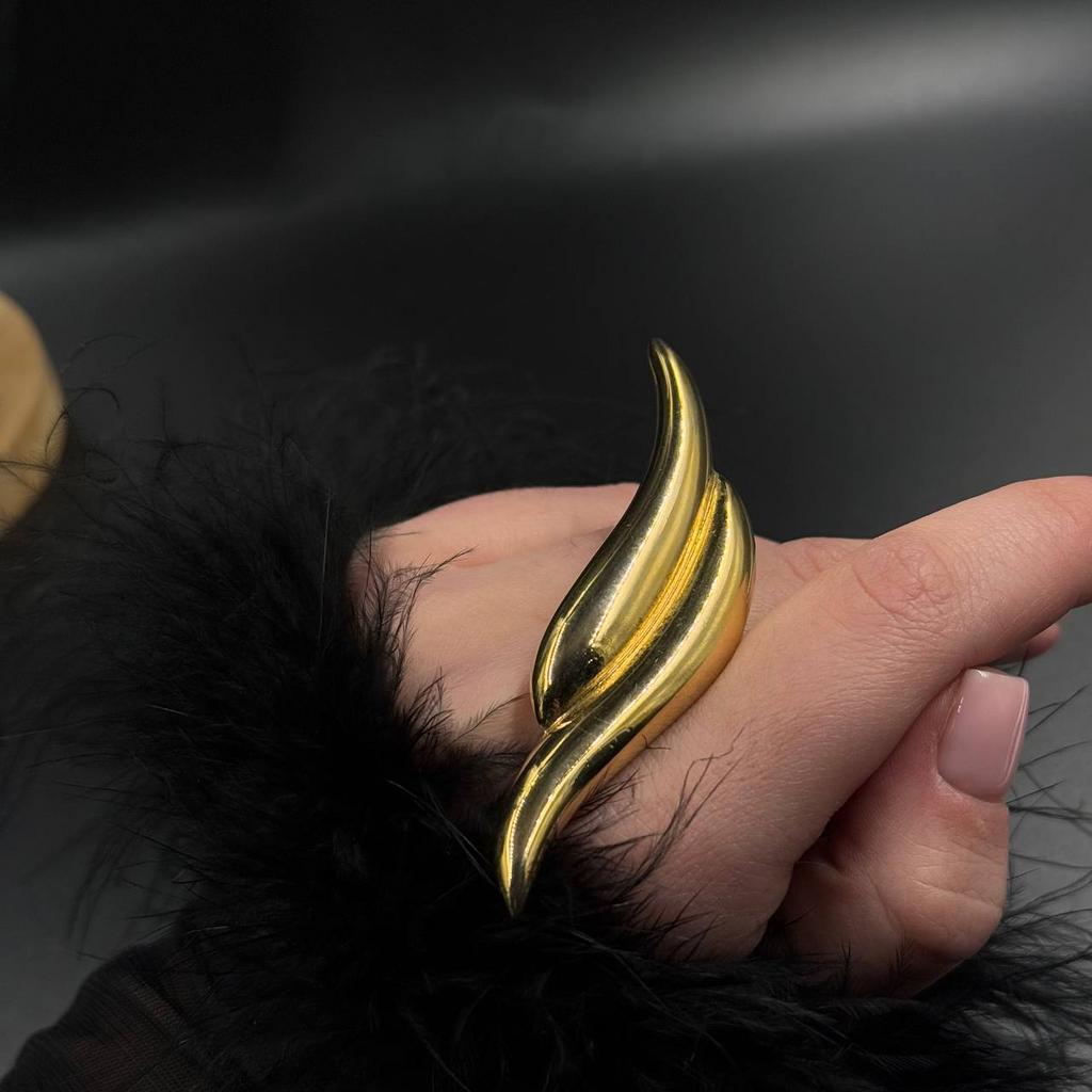 Винтажная брошь "Реверанс"