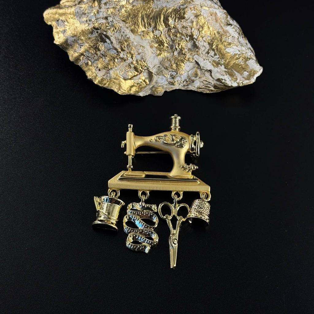 Винтажная брошь "Швейная машинка"