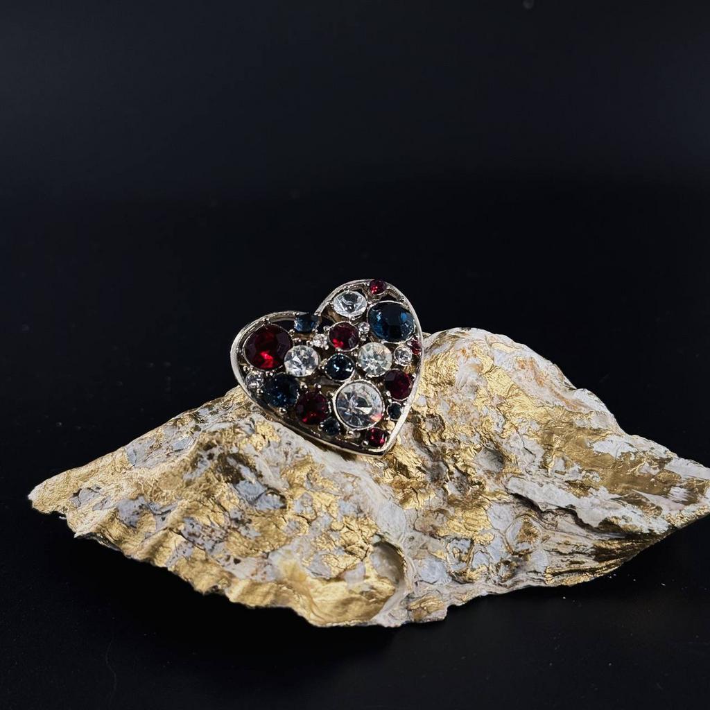 Винтажная брошь "Сердце с цветными кристаллами"