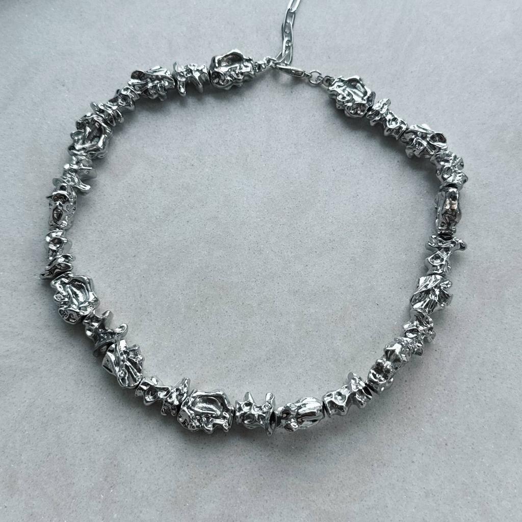 Ожерелье "Трансформация бликов света" в серебряном оттенке