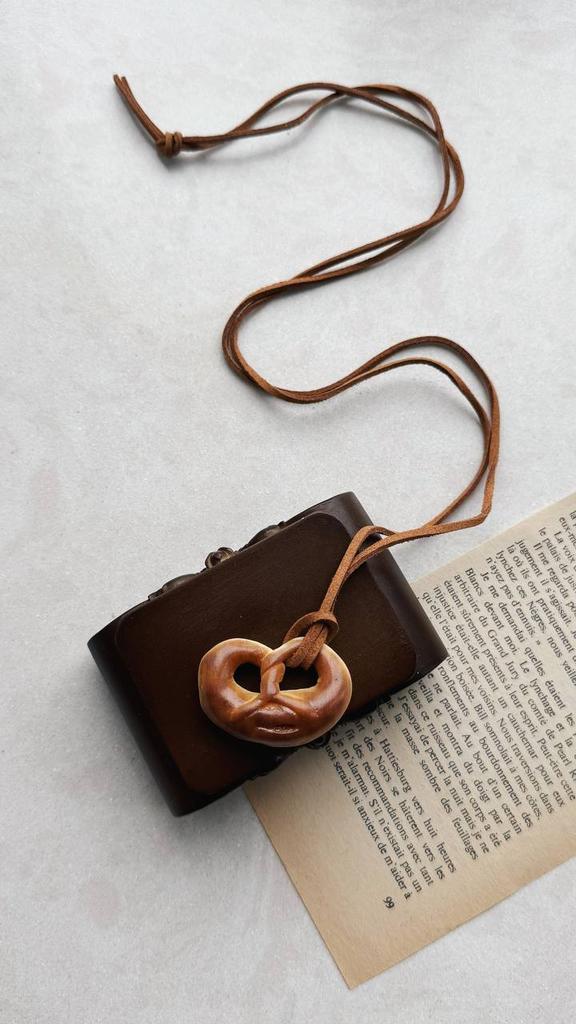 Подвеска "Как то осенью,с  крендельком"