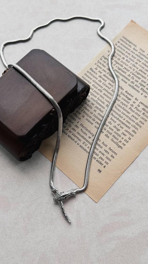 Колье "Покровы слияния" в серебряном оттенке